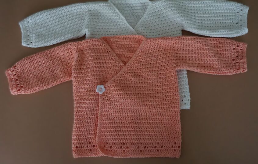 Eine Babyjacke mit praktischer Wickelfunktion