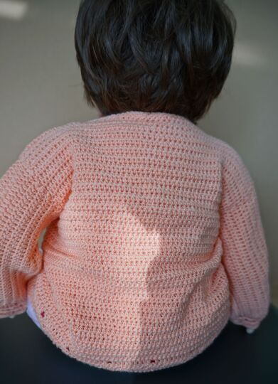 Eine Babyjacke mit praktischer Wickelfunktion