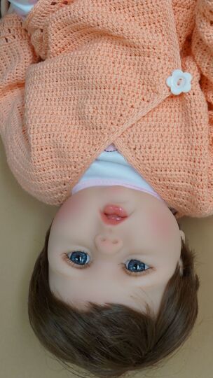 Eine Babyjacke mit praktischer Wickelfunktion