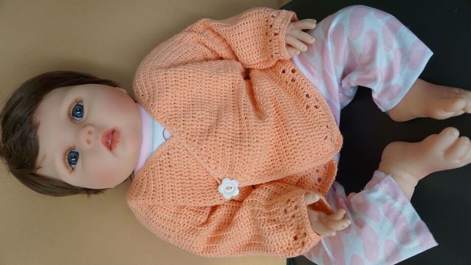 Eine Babyjacke mit praktischer Wickelfunktion