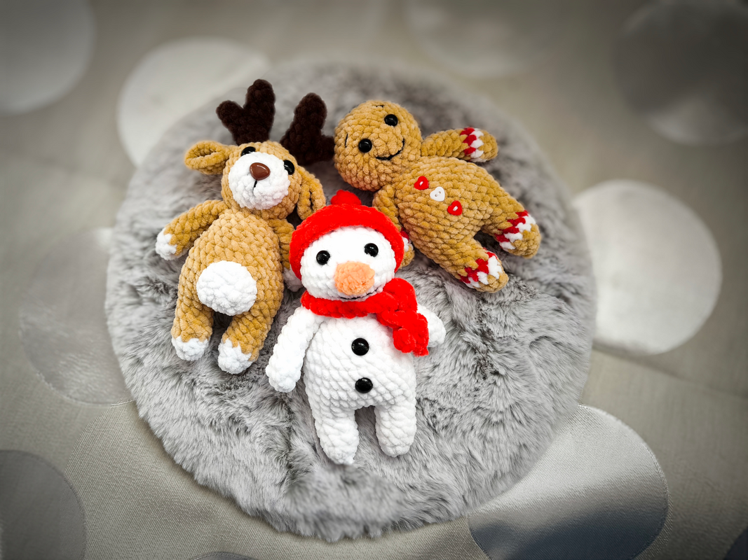 Häkelanleitung: Plüsch-Schneemann, Lebkuchenmann und Rentier