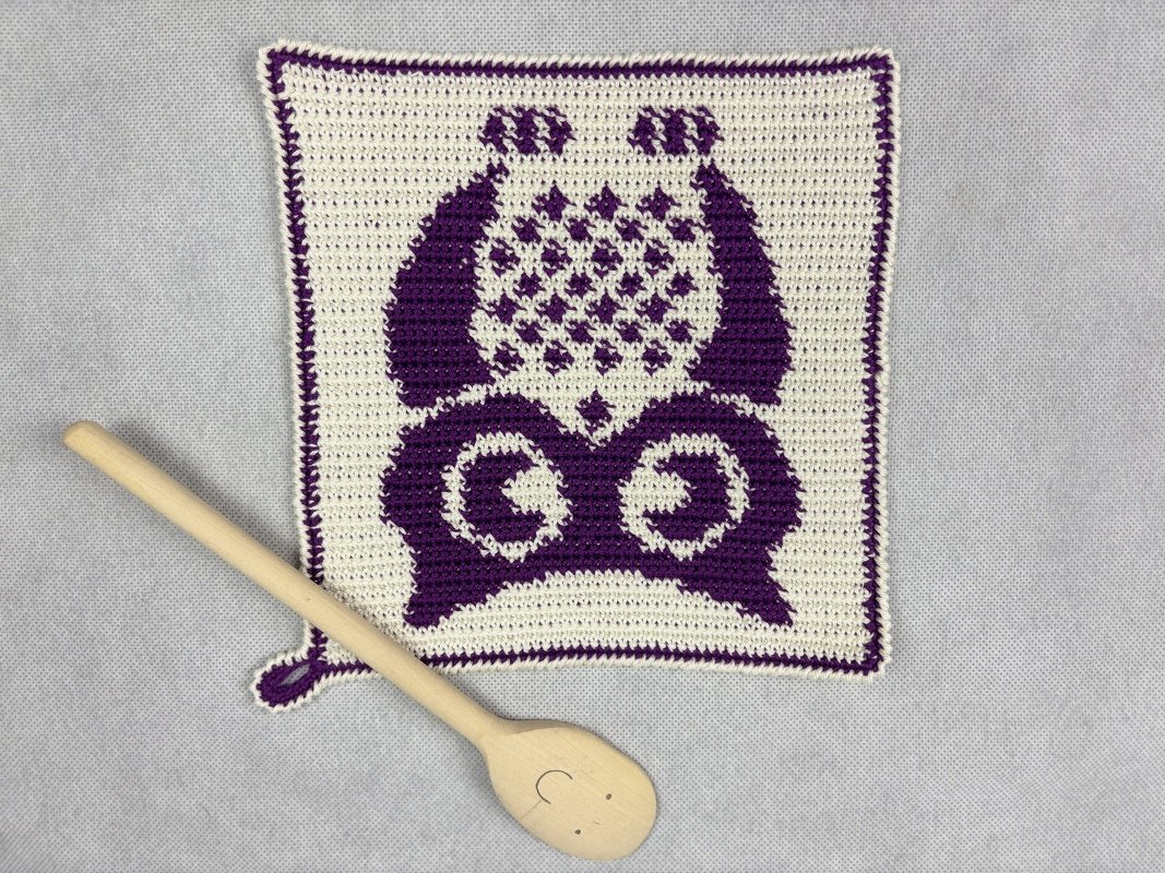 Potholder Eugen the Owl – A Tapestry Crochet Pattern