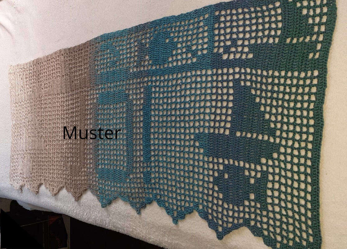 Gehäkelter Tischläufer mit Farbverlauf, Filetmuster und gezacktem Rand