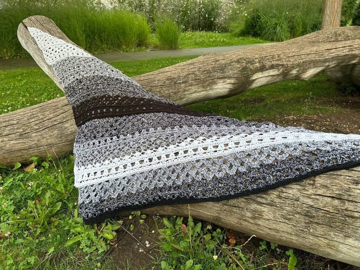 Crochet Pattern Triangular Scarf "Dryope"