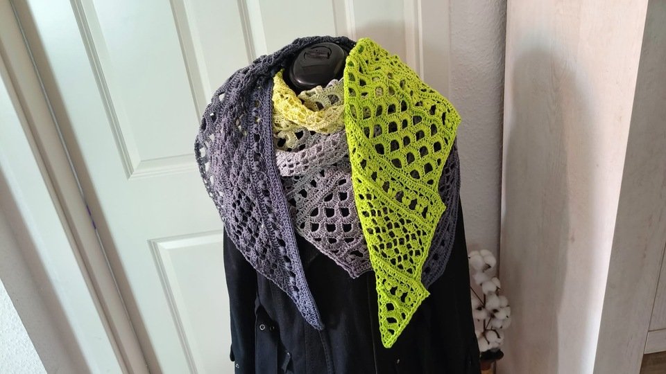 Crochet Pattern Triangular Scarf "Dryope"