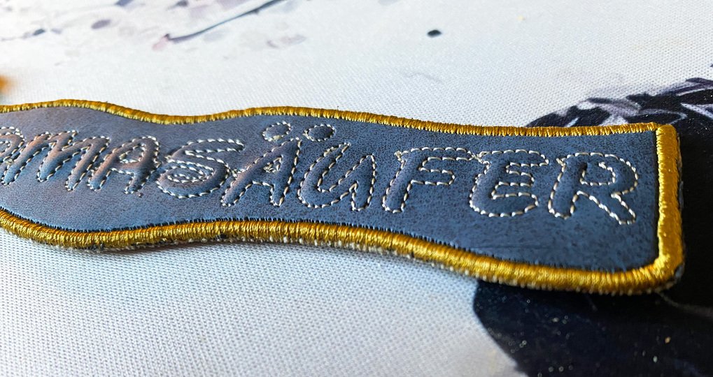 Stickdatei 3D-Anhänger KOMASÄUFER, Maschinenstickdatei