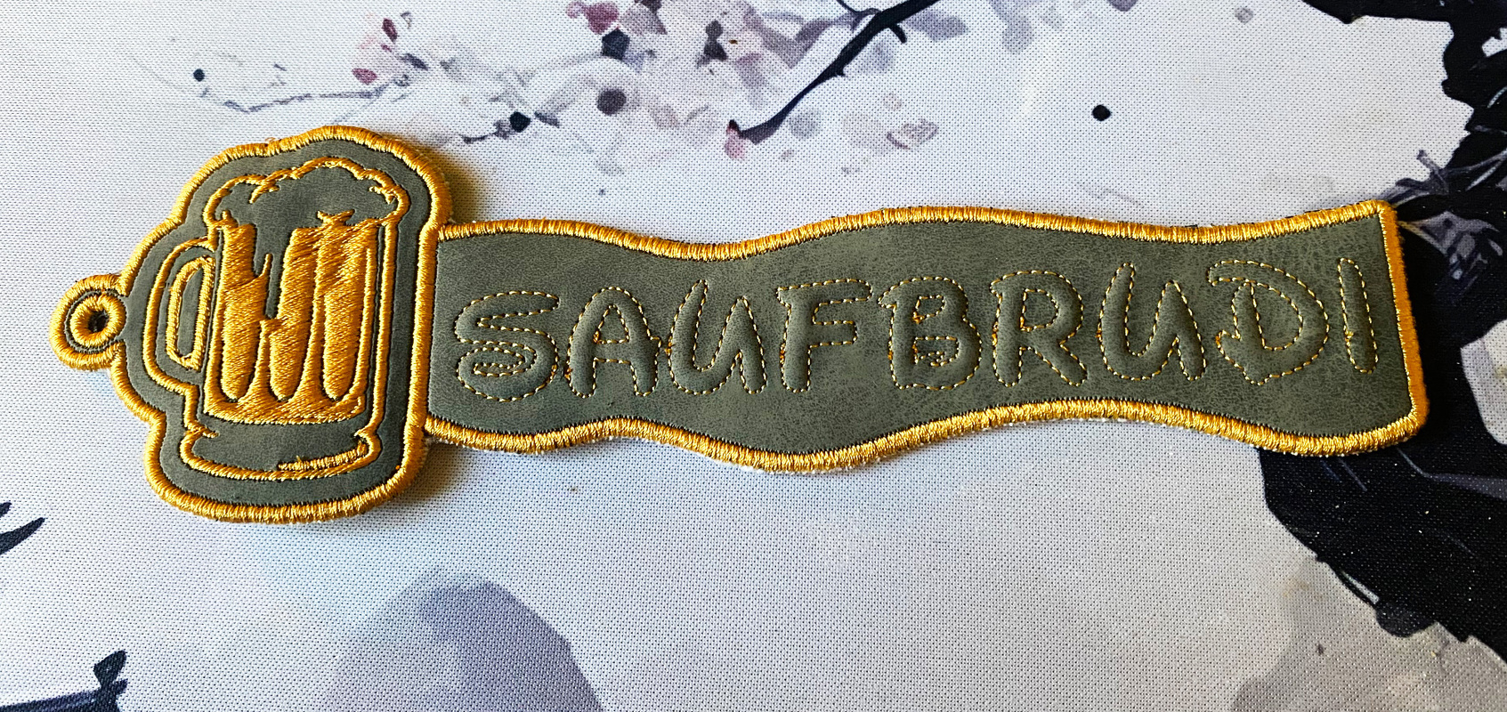 Stickdatei 3D-Anhänger SAUFBRUDI, Maschinenstickdatei