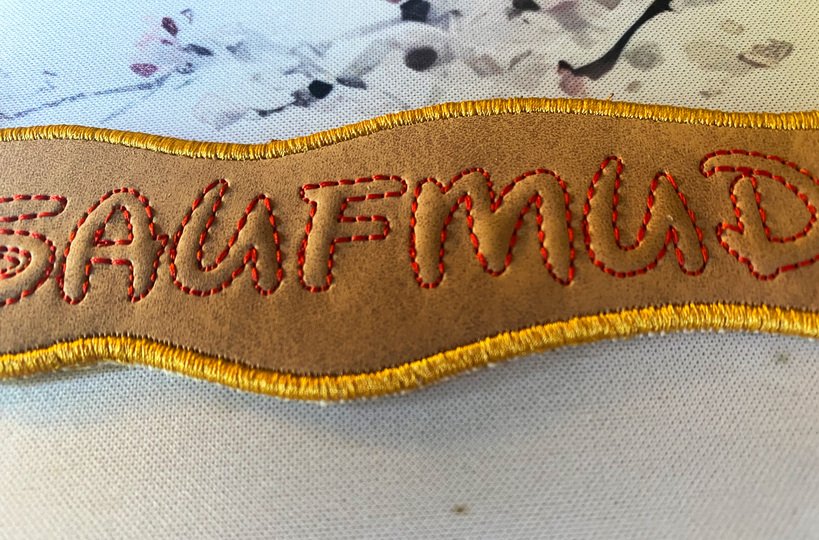 Stickdatei 3D-Anhänger SAUFMUDDI, Maschinenstickdatei