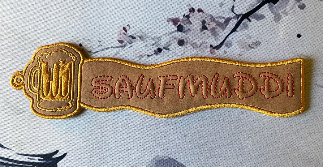 Stickdatei 3D-Anhänger SAUFMUDDI, Maschinenstickdatei