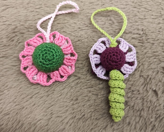 Crocheting a magic flower – PDF instructions for beginners with wooden head
