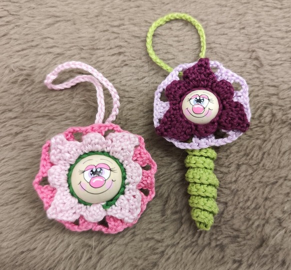 Crocheting a magic flower – PDF instructions for beginners with wooden head