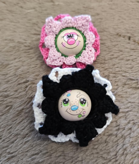 Crocheting a magic flower – PDF instructions for beginners with wooden head