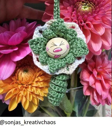 Crocheting a magic flower – PDF instructions for beginners with wooden head