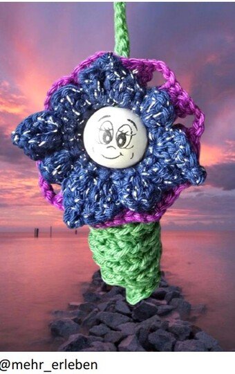 Crocheting a magic flower – PDF instructions for beginners with wooden head