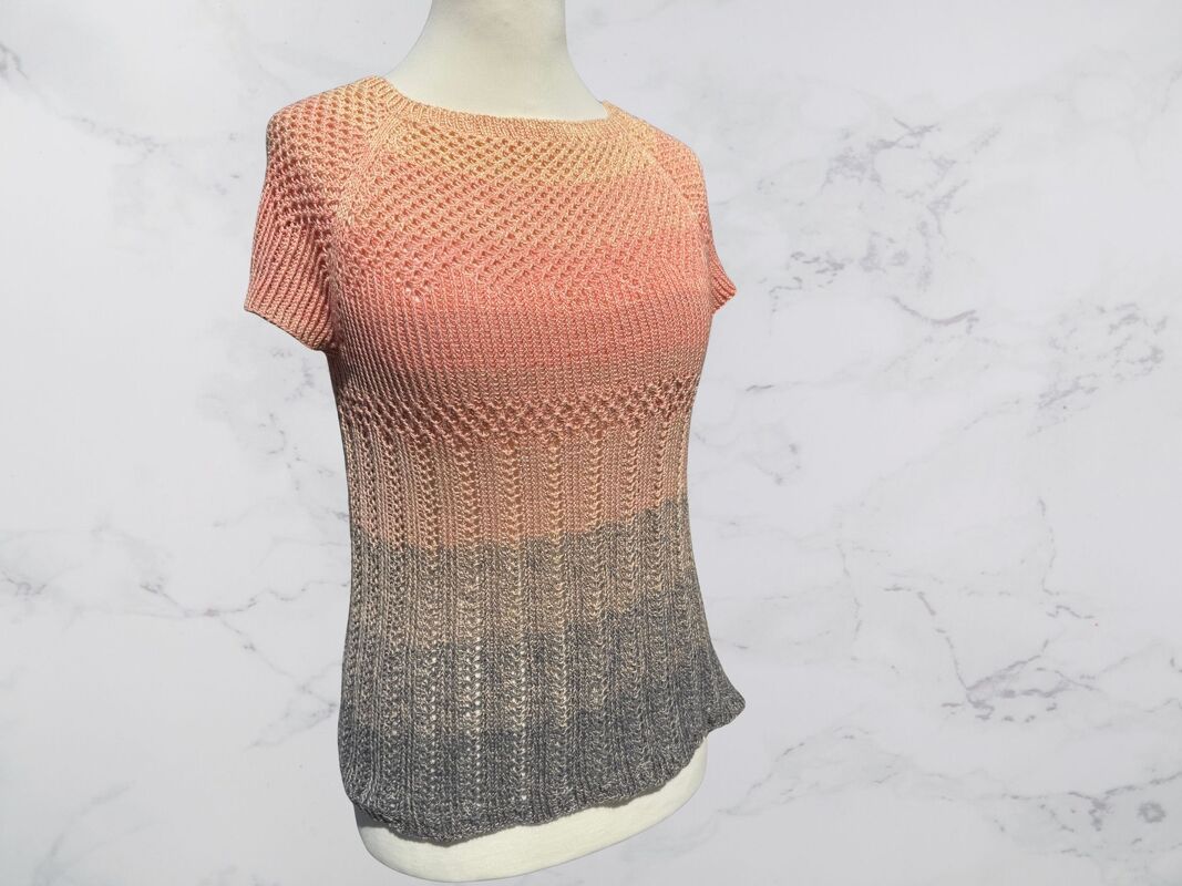 Damen Kurzarm‑Strickshirt mit Pfirsich‑zu‑Grau Farbverlauf und Strukturmuster auf Schaufensterpuppe