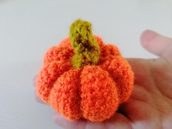Crochet Pumpkin Pattern – Amigurumi Mini Pumpkin, Autumn & Halloween Decor