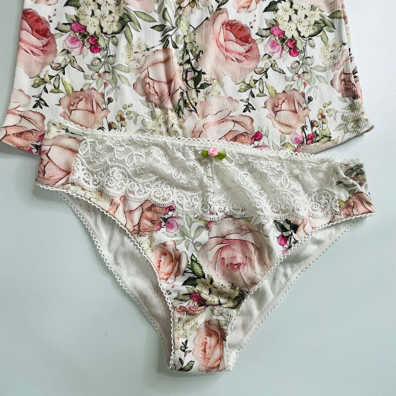Top und Slip aus geripptem Stoff mit Rosenmuster und weißer Spitze