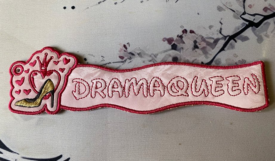 Stickdatei 3D-Anhänger Dramaqueen