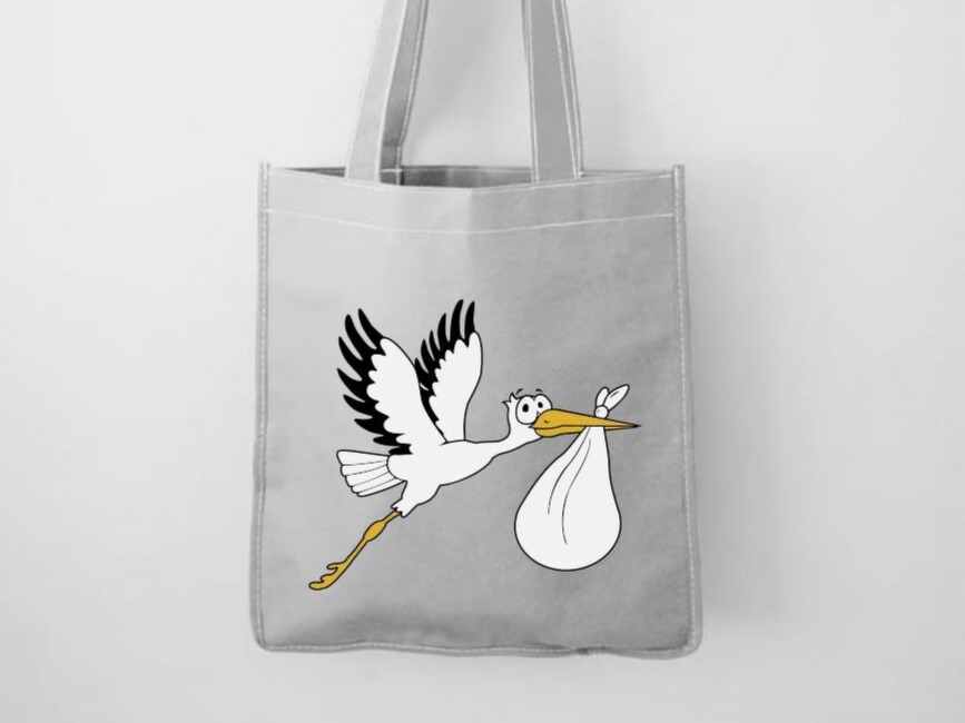 Stilisierter fliegender Storch mit Babybündel im Schnabel auf grauem Stoffbeutel