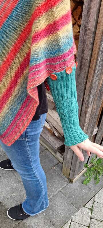 Sportlicher Poncho mit Armstulpen