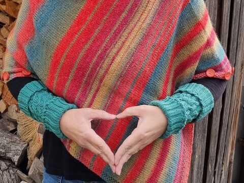 Sportlicher Poncho mit Armstulpen