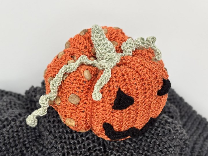 Häkelanleitung Kürbis mit Perlen, Fidget Spielzeug, Amigurumi Kürbislaterne