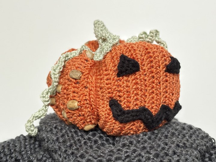 Häkelanleitung Kürbis mit Perlen, Fidget Spielzeug, Amigurumi Kürbislaterne