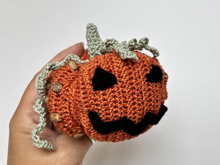 Häkelanleitung Kürbis mit Perlen, Fidget Spielzeug, Amigurumi Kürbislaterne