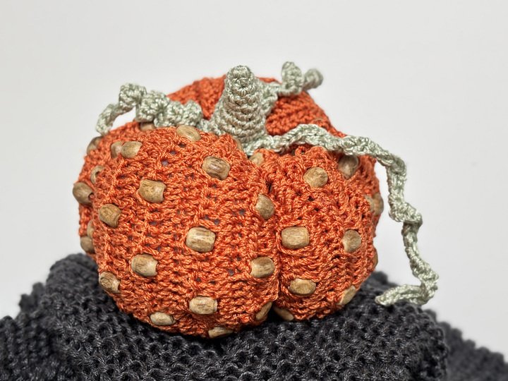 Häkelanleitung Kürbis mit Perlen, Fidget Spielzeug, Amigurumi Kürbislaterne