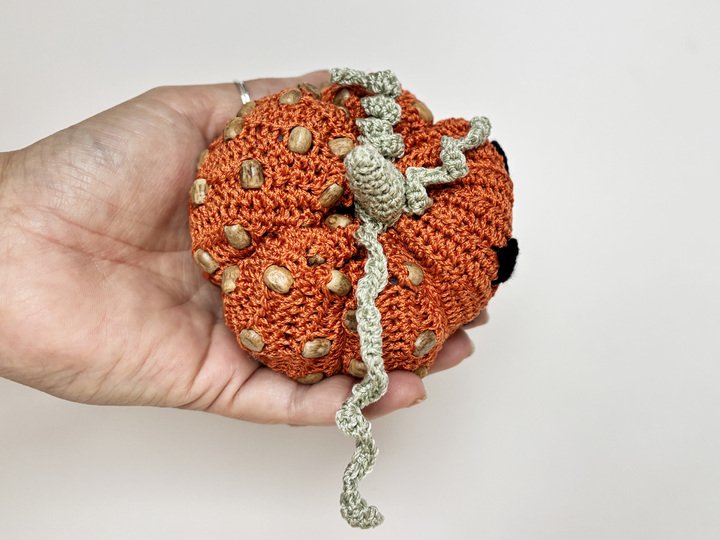 Häkelanleitung Kürbis mit Perlen, Fidget Spielzeug, Amigurumi Kürbislaterne