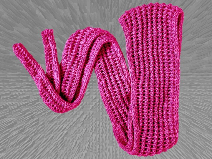 fix gestrickt: Minituch „Mausi“ als flaches Dreieckstuch mit Lochmuster