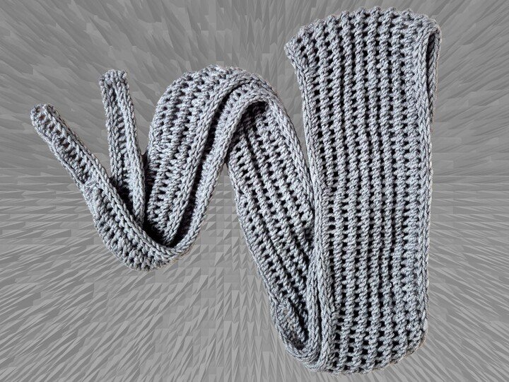 fix gestrickt: Minituch „Mausi“ als flaches Dreieckstuch mit Lochmuster