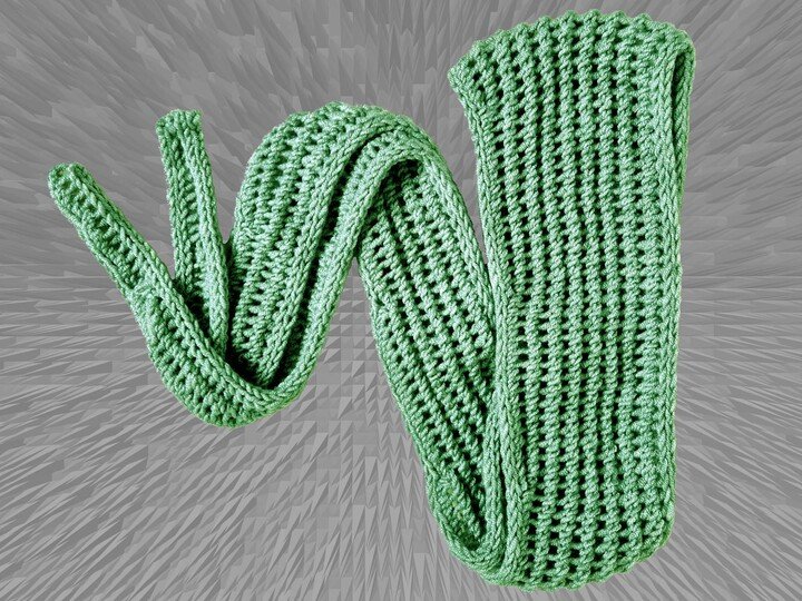 fix gestrickt: Minituch „Mausi“ als flaches Dreieckstuch mit Lochmuster