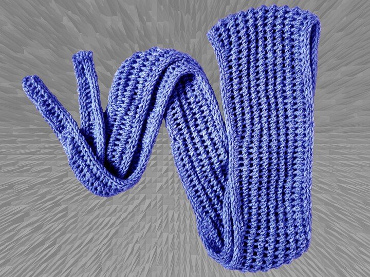 fix gestrickt: Minituch „Mausi“ als flaches Dreieckstuch mit Lochmuster