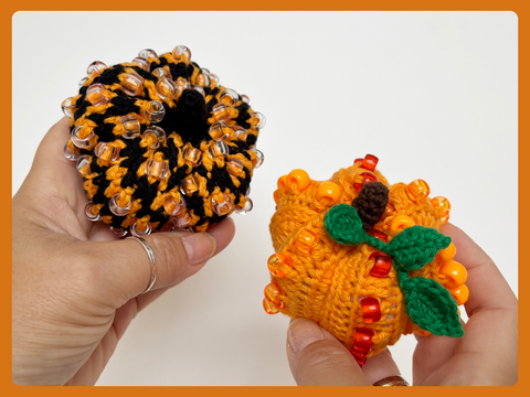 2 Amigurumi Kürbisse, Halloween Deko, Herbst Kürbis, Herbstdeko mit Perlen