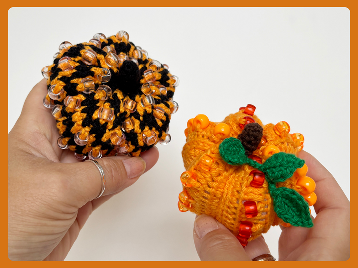 2 Amigurumi Kürbisse, Halloween Deko, Herbst Kürbis, Herbstdeko mit Perlen
