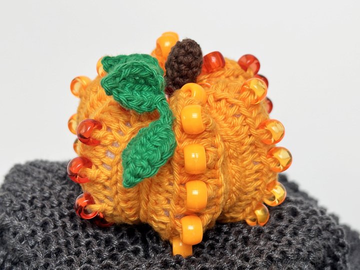 2 Amigurumi Kürbisse, Halloween Deko, Herbst Kürbis, Herbstdeko mit Perlen