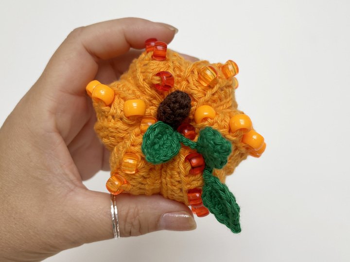 2 Amigurumi Kürbisse, Halloween Deko, Herbst Kürbis, Herbstdeko mit Perlen