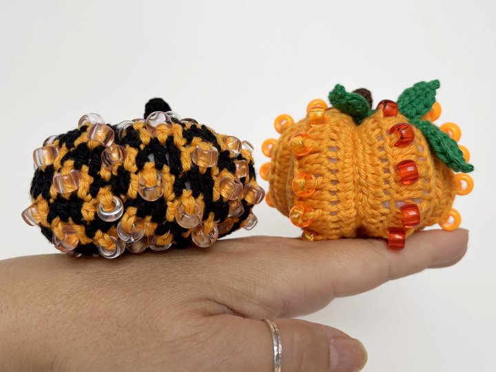 2 Amigurumi Kürbisse, Halloween Deko, Herbst Kürbis, Herbstdeko mit Perlen