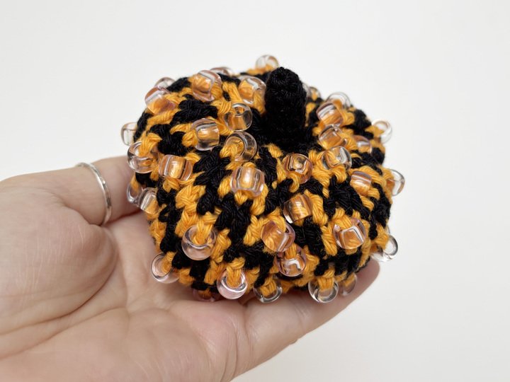 2 Amigurumi Kürbisse, Halloween Deko, Herbst Kürbis, Herbstdeko mit Perlen
