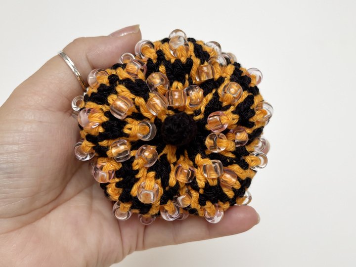 2 Amigurumi Kürbisse, Halloween Deko, Herbst Kürbis, Herbstdeko mit Perlen