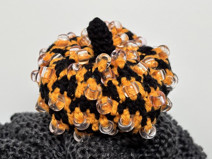 2 Amigurumi Kürbisse, Halloween Deko, Herbst Kürbis, Herbstdeko mit Perlen