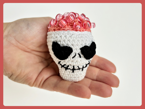 Halloween Totenkopf mit Gehirn, Amigurumi Schädel, Fidget Spielzeug Perlen