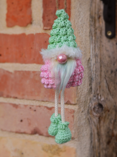 kleiner Wichtel mit Baumelbeinen zum Hängen oder Stellen Frühling