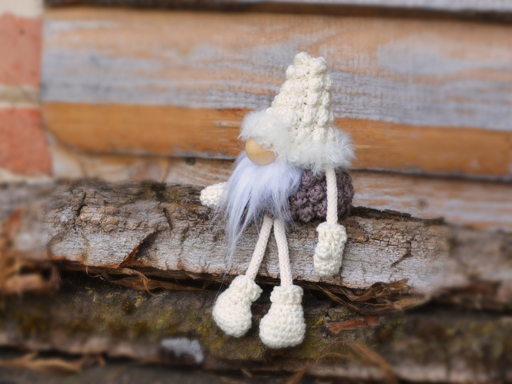 kleiner Wichtel mit Baumelbeinen zum Hängen oder Stellen Herbst Frühling