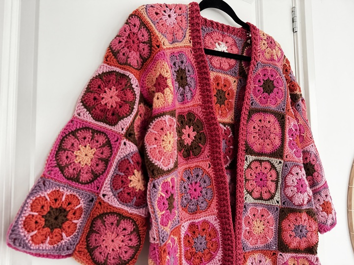 Afrikanische Blumen Weste „Side“ Granny Square Häkelanleitung