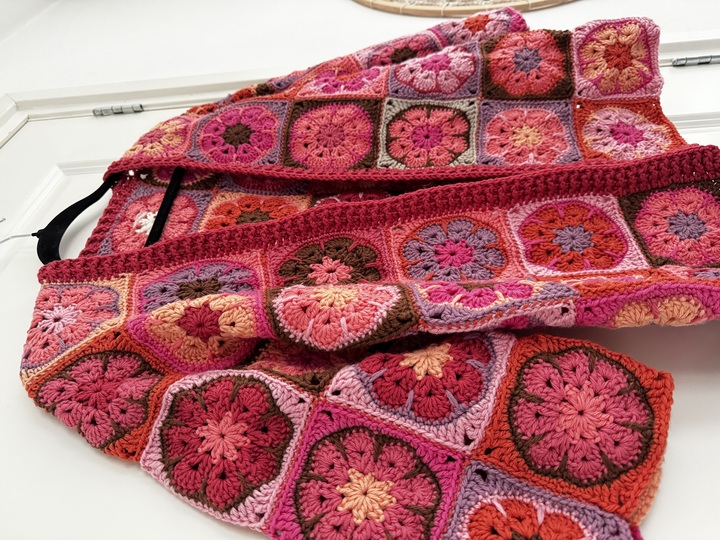 Afrikanische Blumen Weste „Side“ Granny Square Häkelanleitung
