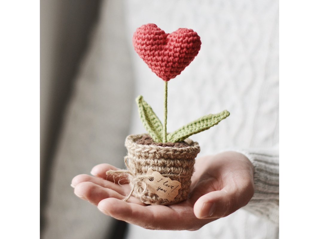 Valentinstag Häkelanleitung – Rote Herzpflanze im Topf