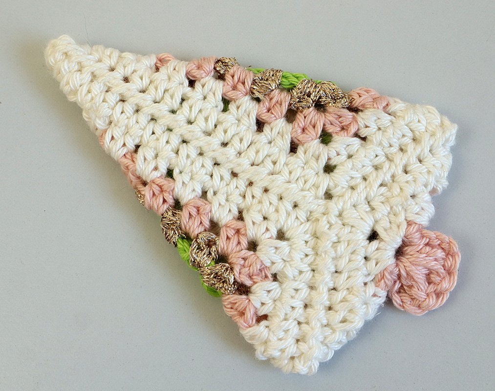 Granny Bäumchen „Classic Glow“ - Girlande, Geschenkanhänger, Baumschmuck