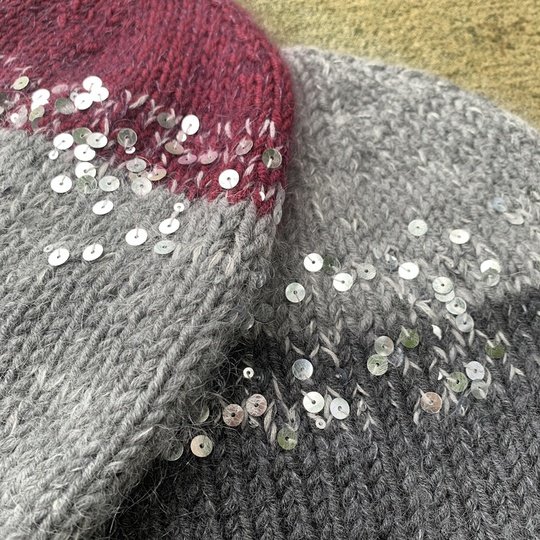 Strickanleitung Mütze Rabea mit Pailletten – 3 Größen (S–M–L)